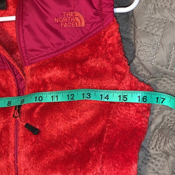 Like new! The North Face Fuzzy Vest - Picture 6 of 10